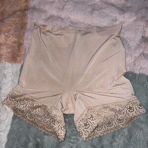 Ruby Ribbon Elegant Lace Trim Women's Shorts XL